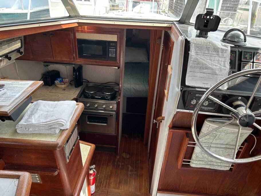 Отель Waterfront 32' Bayliner Yacht Провиденс Экстерьер фото